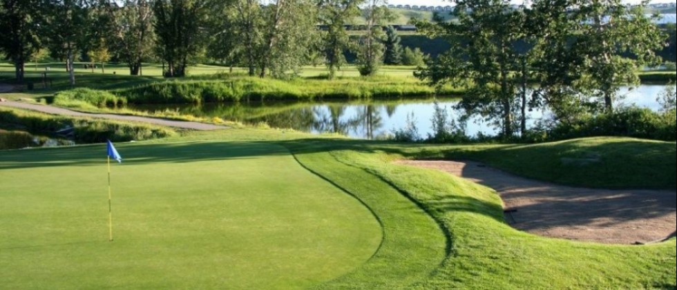 Nelson Narrowly Holds Lead at the Ladies’ Championship