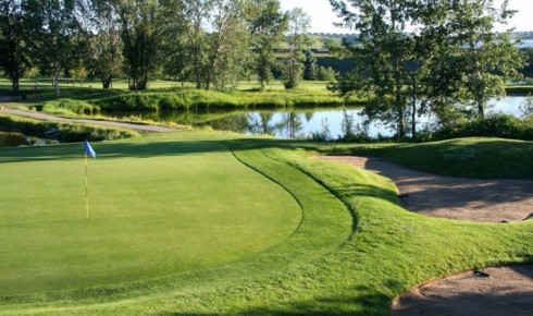 Nelson Narrowly Holds Lead at the Ladies’ Championship